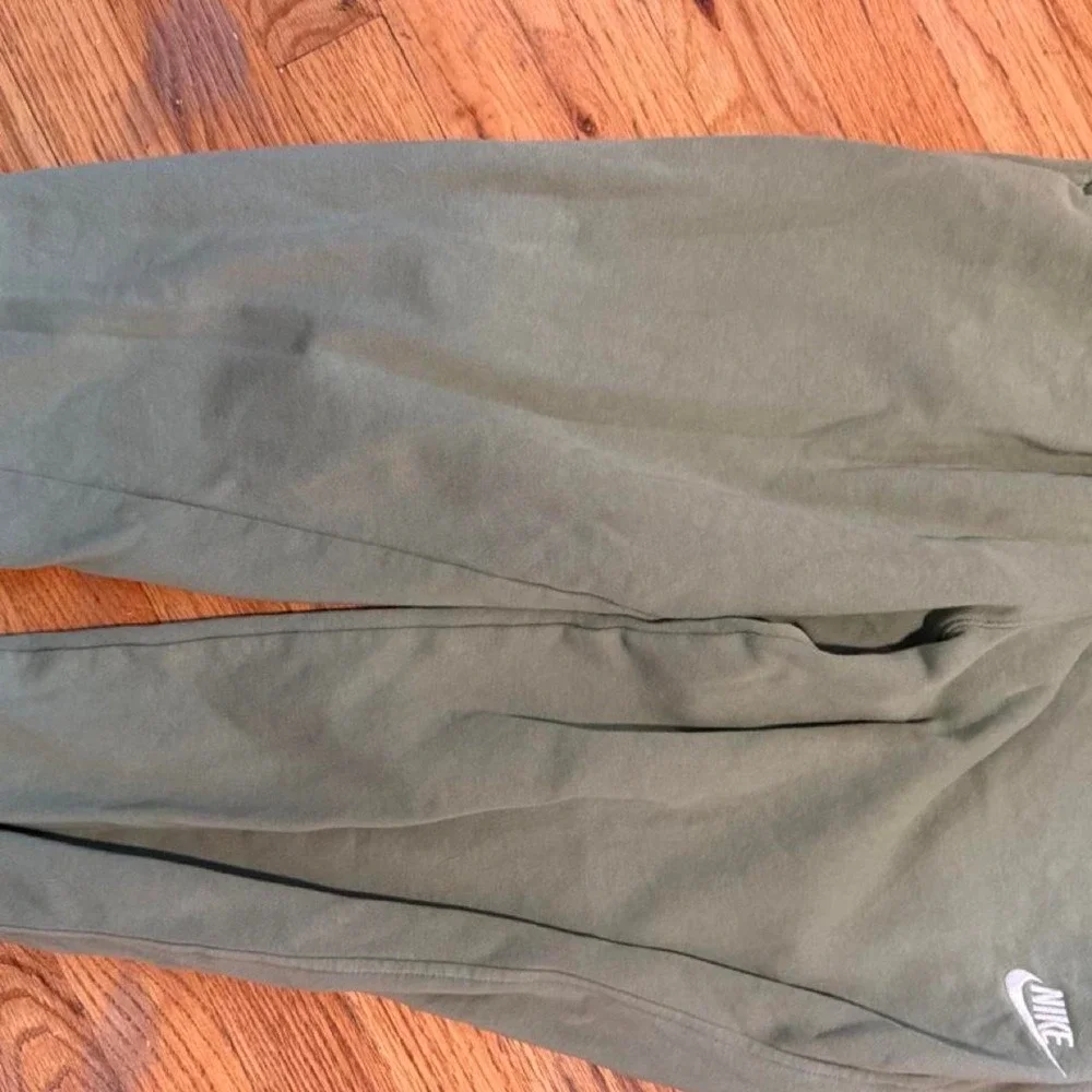 Nike Boys Youth XL Sweatpants Green Khaki Joggers Fleece Athleisure Pants